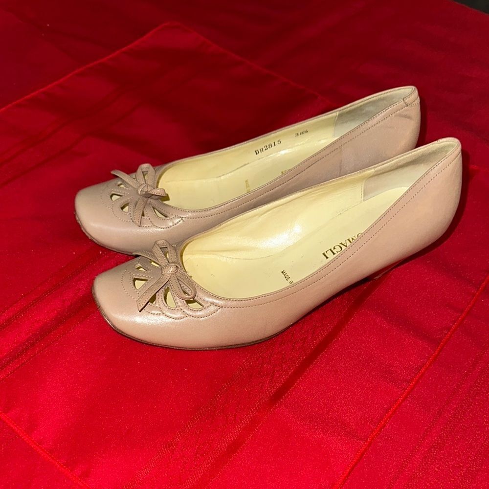 Bruno Magli Made in Italy Tan Mini Heel with Decorative Bow Size 38.5